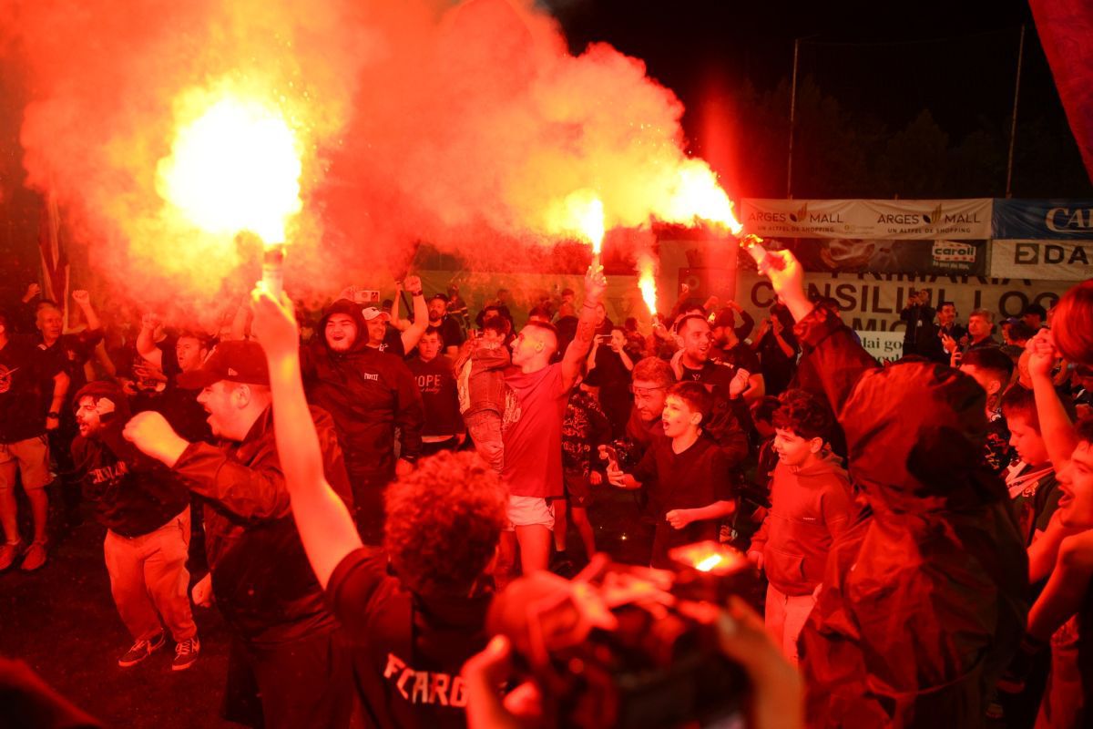 A pornit sărbătoarea la Mioveni, după promovarea celor de la FC Argeș » Fanii au invadat terenul, primarul a intrat și el pe gazon: cele mai tari imagini surprinse de GSP