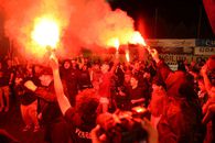 A pornit sărbătoarea la Mioveni, după promovarea celor de la FC Argeș » Fanii au invadat terenul, primarul a intrat și el pe gazon: cele mai tari imagini surprinse de GSP