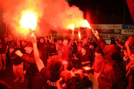 A pornit sărbătoarea la Mioveni, după promovarea celor de la FC Argeș » Fanii au invadat terenul, primarul a intrat și el pe gazon: cele mai tari imagini surprinse de GSP