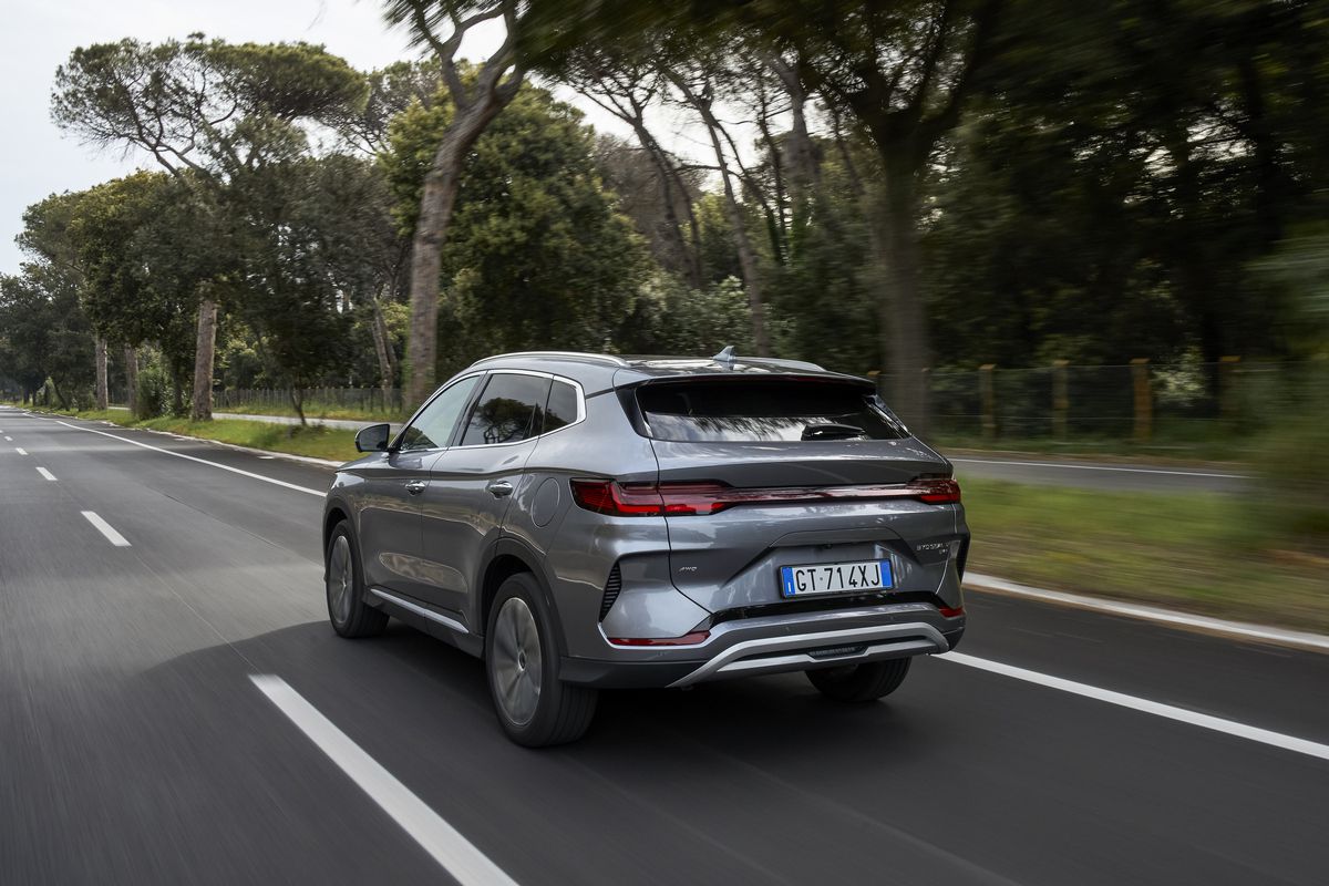 Istorie în Europa: Tesla, depășită pentru prima dată la vânzările de mașini electrice! Cine este noua regină din piața auto