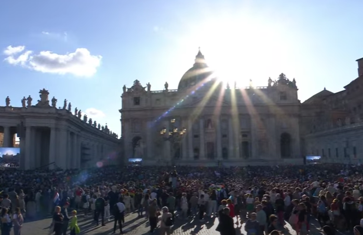„Surpriză-surpriză, nenorociților!” » Imaginea devenită virală cu câteva minute înainte ca noul papă să iasă la balconul de la Vatican: „Nu respecți religia creștină”