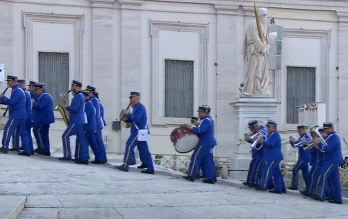 „Surpriză-surpriză, nenorociților!” » Imaginea devenită virală cu câteva minute înainte ca noul papă să iasă la balconul de la Vatican: „Nu respecți religia creștină”