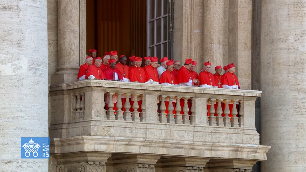 „Surpriză-surpriză, nenorociților!” » Imaginea devenită virală cu câteva minute înainte ca noul papă să iasă la balconul de la Vatican: „Nu respecți religia creștină”