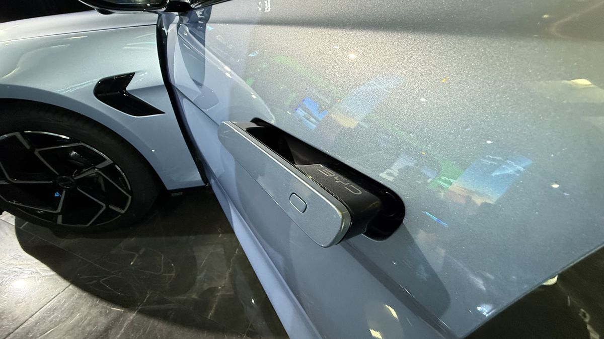 Liderul mondial în producția de automobile electrice s-a lansat oficial în România: două modele prin care vor să ia cu asalt piața auto internă