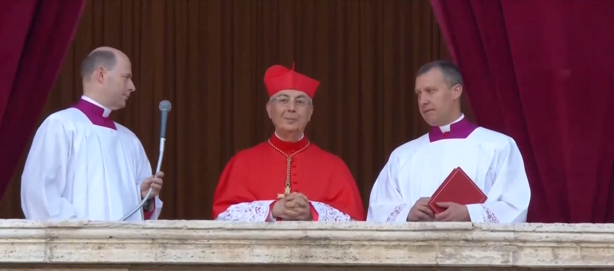 „Surpriză-surpriză, nenorociților!” » Imaginea devenită virală cu câteva minute înainte ca noul papă să iasă la balconul de la Vatican: „Nu respecți religia creștină”