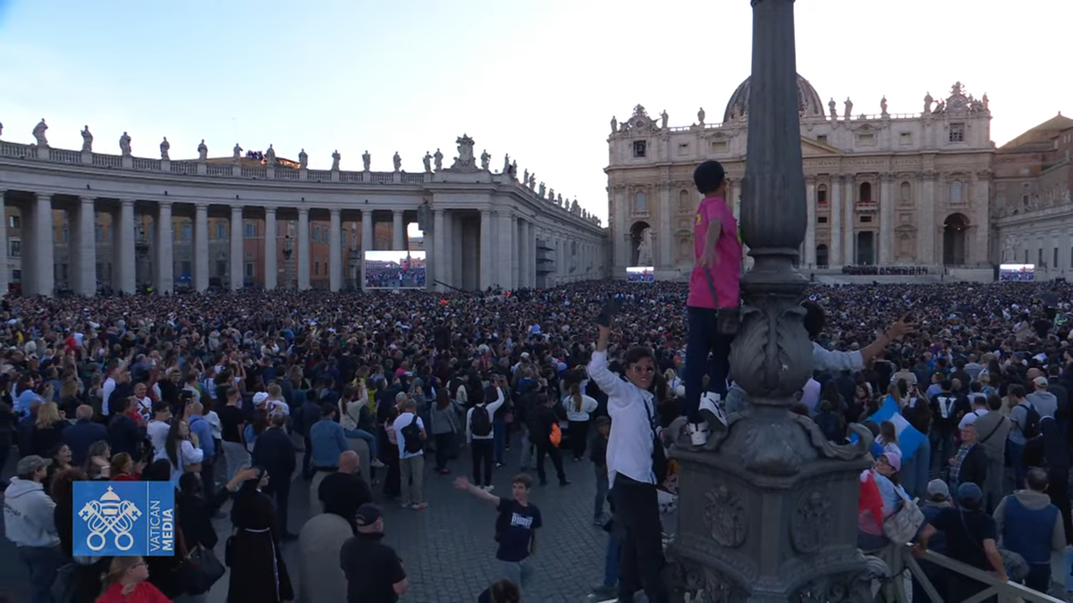 „Surpriză-surpriză, nenorociților!” » Imaginea devenită virală cu câteva minute înainte ca noul papă să iasă la balconul de la Vatican: „Nu respecți religia creștină”