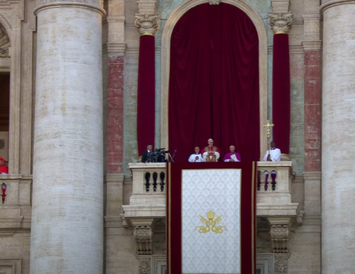 „Surpriză-surpriză, nenorociților!” » Imaginea devenită virală cu câteva minute înainte ca noul papă să iasă la balconul de la Vatican: „Nu respecți religia creștină”