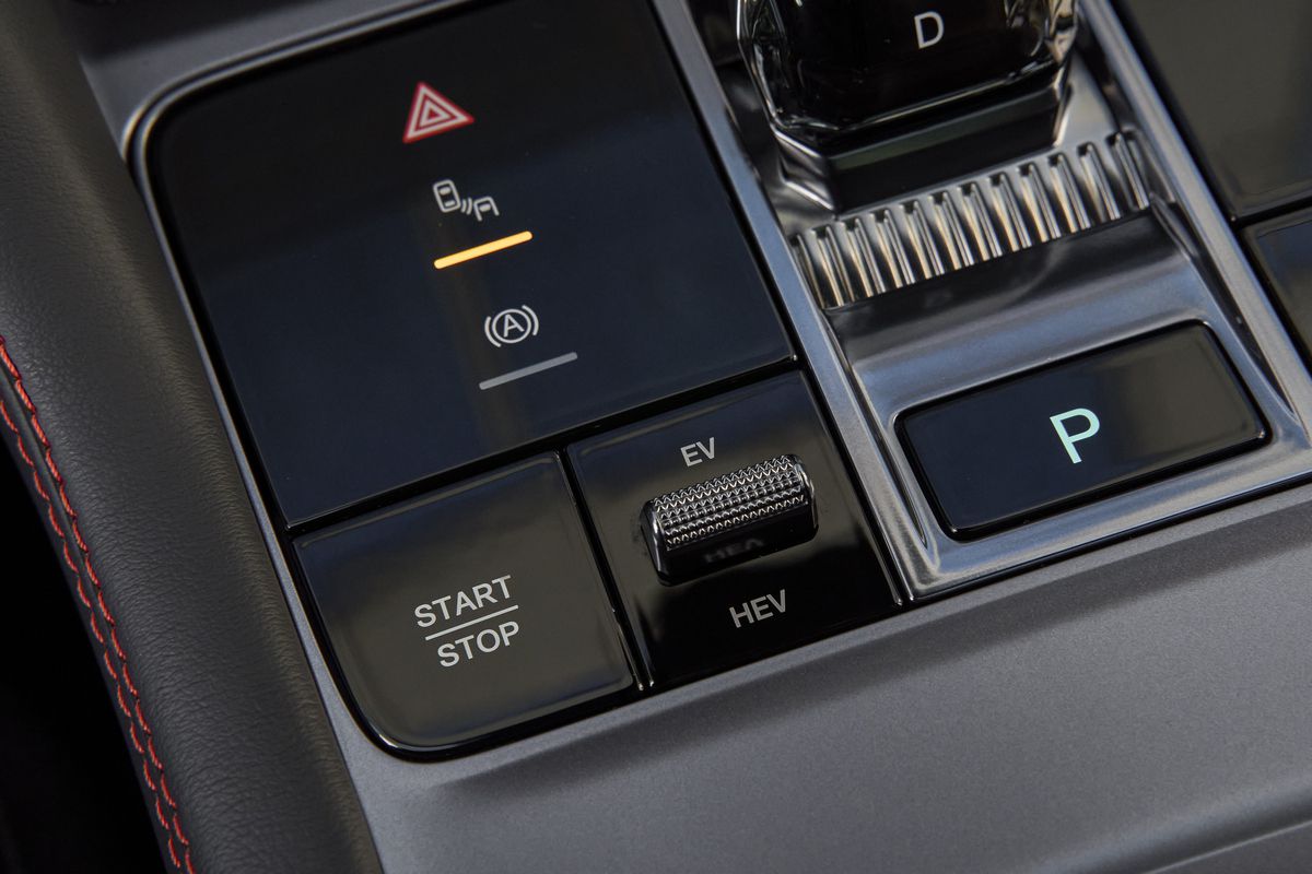 Istorie în Europa: Tesla, depășită pentru prima dată la vânzările de mașini electrice! Cine este noua regină din piața auto