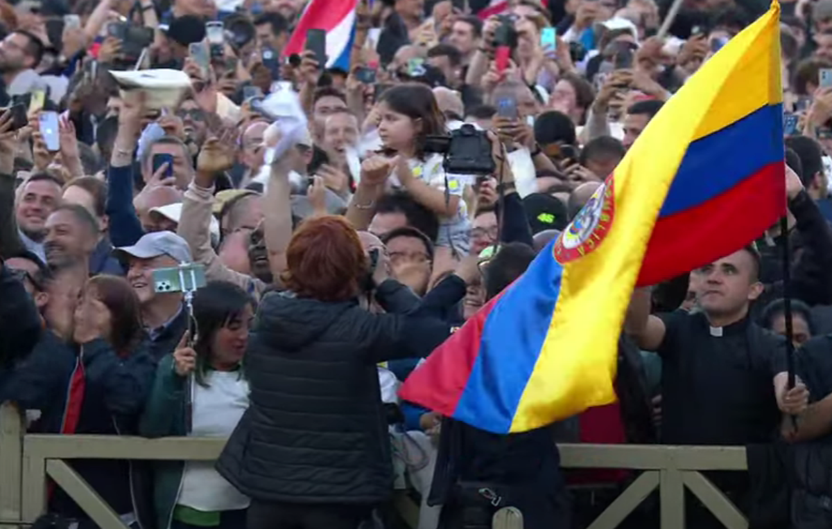 „Surpriză-surpriză, nenorociților!” » Imaginea devenită virală cu câteva minute înainte ca noul papă să iasă la balconul de la Vatican: „Nu respecți religia creștină”