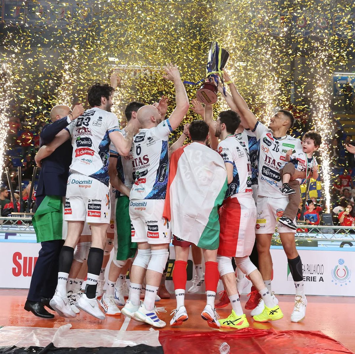 Bela Bartha, campion al Italiei la volei, alături de Trentino! Imagini senzaționale cu jucătorul naționalei, bărbierit de MVP-ul finalei