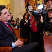 Prima dezbatere între George Simion și Nicușor Dan / FOTO: Capturi TV @Euronews