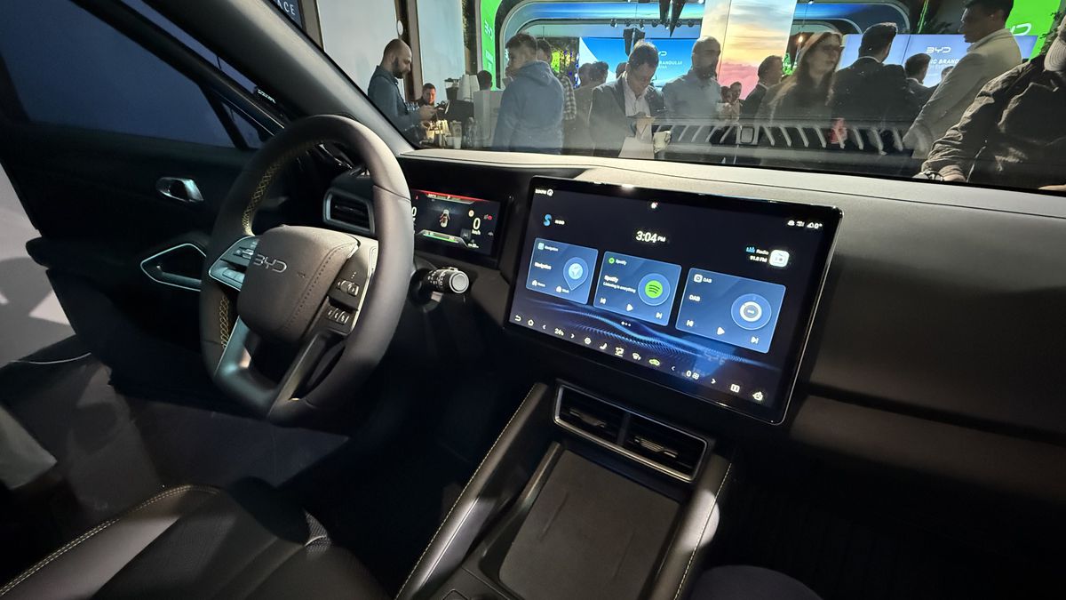 Liderul mondial în producția de automobile electrice s-a lansat oficial în România: două modele prin care vor să ia cu asalt piața auto internă