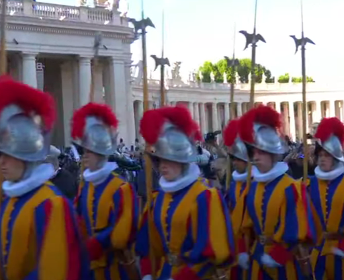 „Surpriză-surpriză, nenorociților!” » Imaginea devenită virală cu câteva minute înainte ca noul papă să iasă la balconul de la Vatican: „Nu respecți religia creștină”