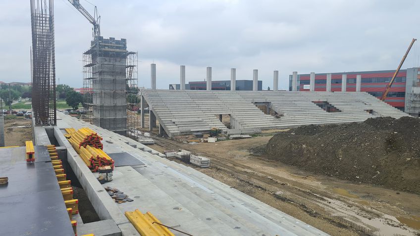GALERIE FOTO Stadionul din vestul României, care costă 23.000.000 de euro, prinde contur » Lucrările vor fi finalizate în 2026