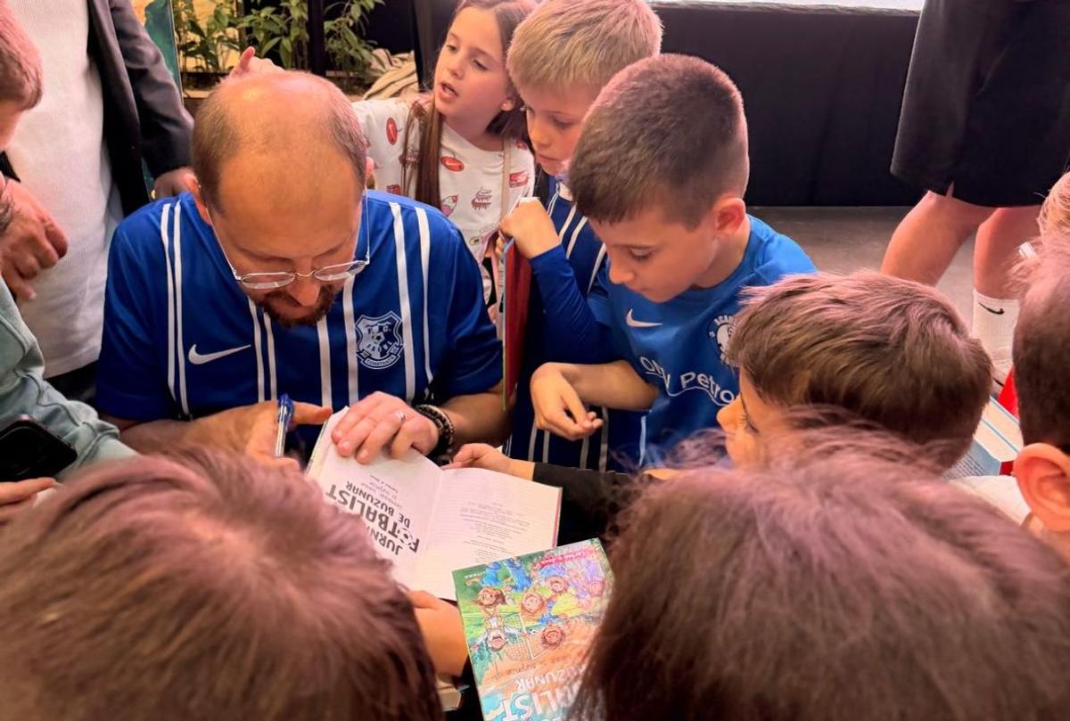 S-a lansat la Constanța al doilea volum din seria „Jurnalul unui fotbalist de buzunar”