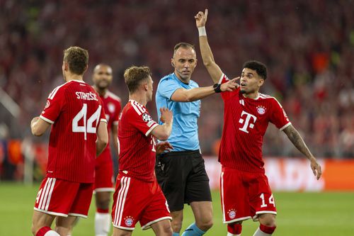Jucătorii lui Bayern protestează în fața arbitrului Joao Pinheiro / Foto: Imago