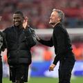 Antrenorul Luis Enrique își felicită jucătorii după remiza de la Munchen cu Bayern (1-1), care a dus-o din nou pe PSG în finala Champions League / Foto: X Le Parisien