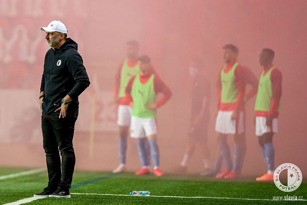 FOTO Cehii au uitat de pandemie! Slavia Praga, sărbătoare cu fanii în fața stadionului » Nicolae Stanciu, apreciat de antrenor