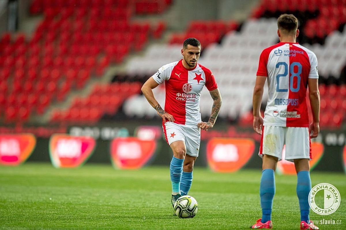 FOTO Cehii au uitat de pandemie! Slavia Praga, sărbătoare cu fanii în fața stadionului » Nicolae Stanciu, apreciat de antrenor