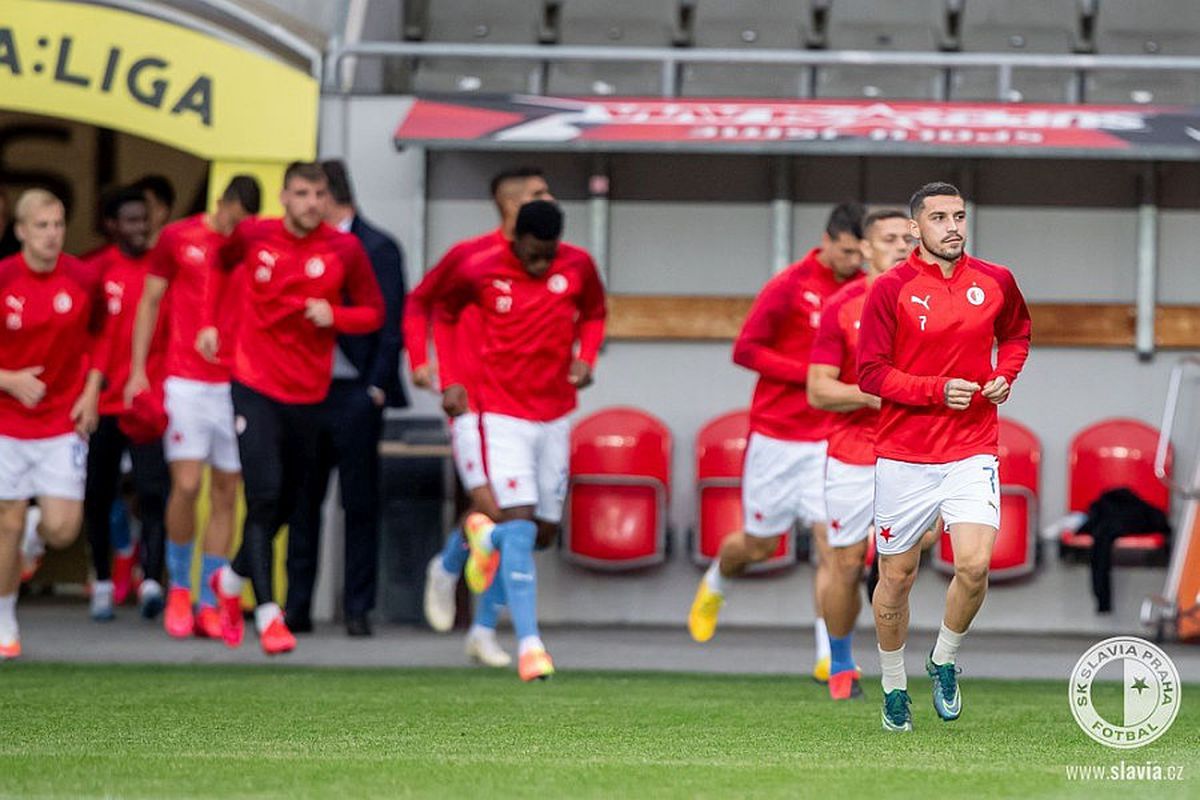 FOTO Cehii au uitat de pandemie! Slavia Praga, sărbătoare cu fanii în fața stadionului » Nicolae Stanciu, apreciat de antrenor