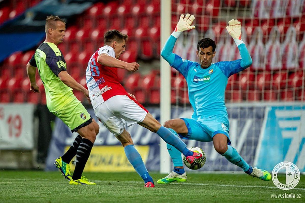 FOTO Cehii au uitat de pandemie! Slavia Praga, sărbătoare cu fanii în fața stadionului » Nicolae Stanciu, apreciat de antrenor