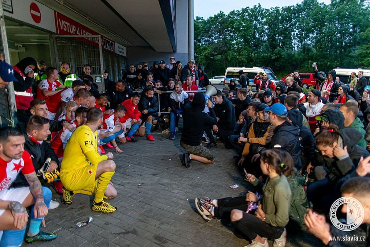 FOTO Cehii au uitat de pandemie! Slavia Praga, sărbătoare cu fanii în fața stadionului » Nicolae Stanciu, apreciat de antrenor