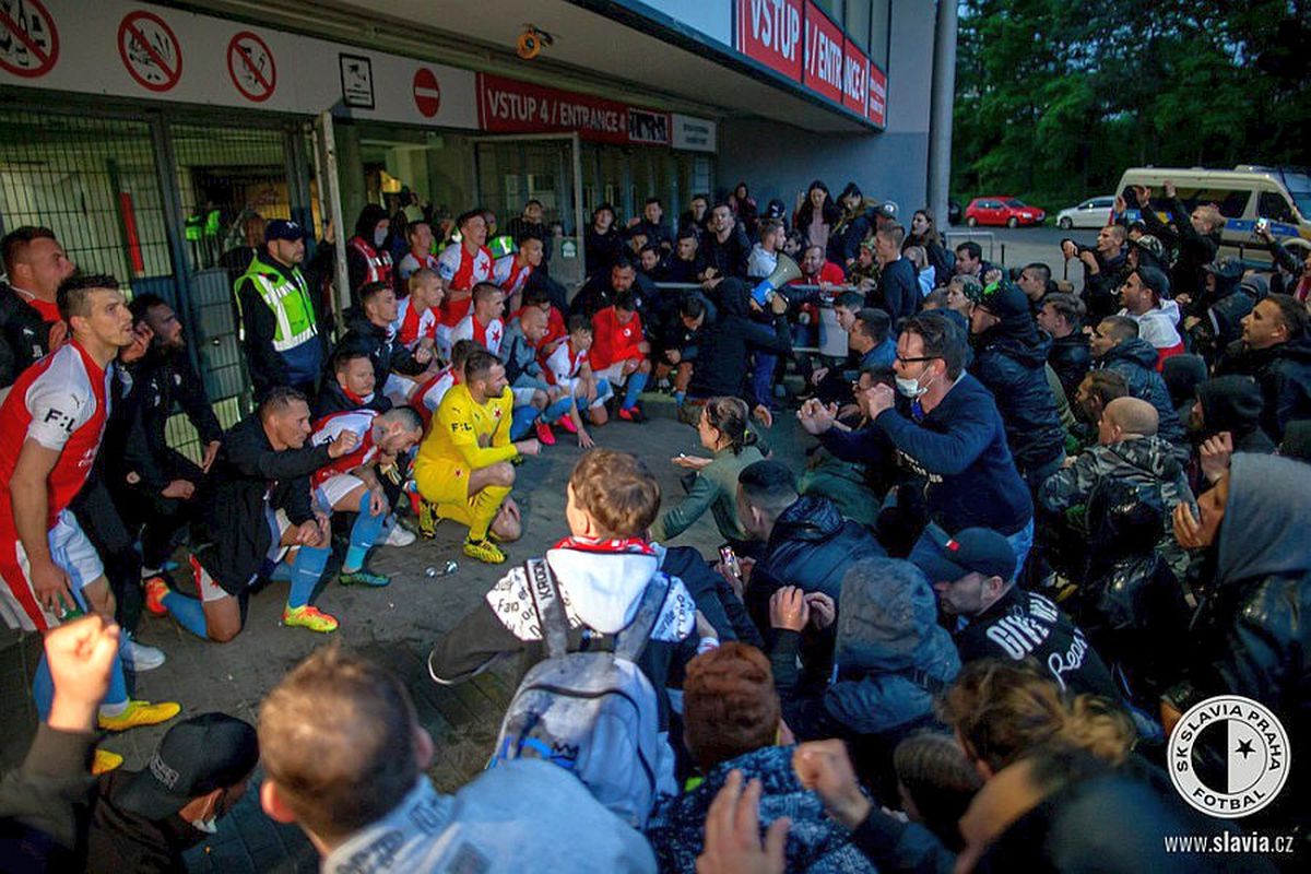 FOTO Cehii au uitat de pandemie! Slavia Praga, sărbătoare cu fanii în fața stadionului » Nicolae Stanciu, apreciat de antrenor