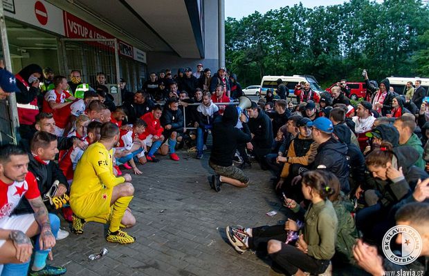 FOTO Cehii au uitat de pandemie! Slavia Praga, sărbătoare cu fanii în fața stadionului » Nicolae Stanciu, apreciat de antrenor