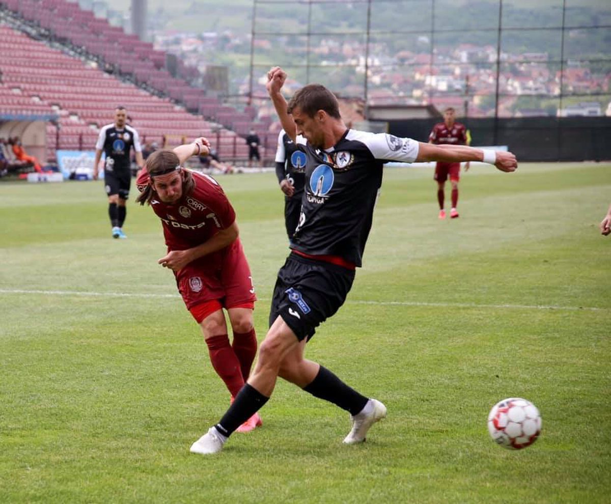 Probleme interne la CFR Cluj: doi jucători refuză cerințele clubului! Unul se răzbună pe Dan Petrescu + campioana are datorii uriașe