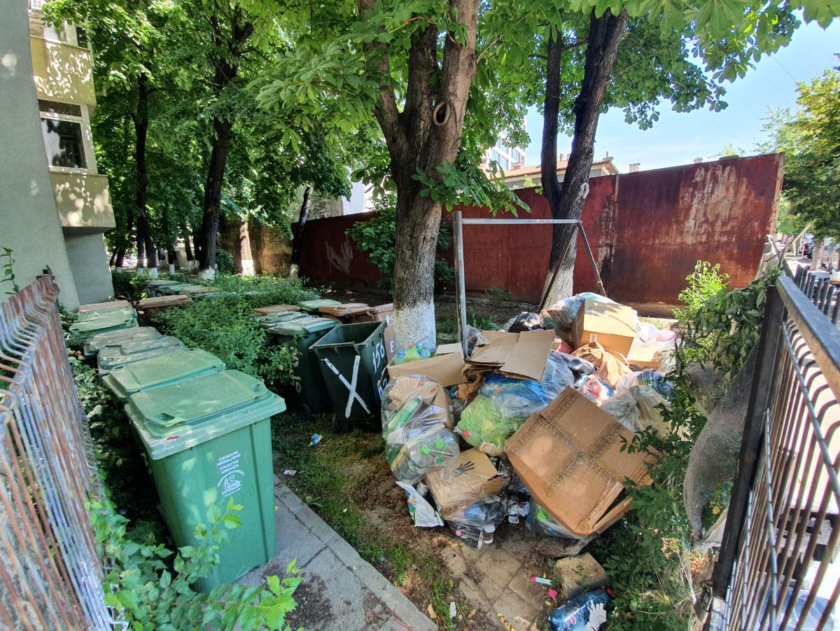 Așa întâmpinăm EURO! Coridor de gunoaie în Sectorul 1 » Imagini filmate azi în București: „Celor care vin le va fi scârbă”