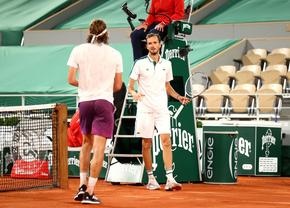 Daniil Medvedev și-a bătut joc de serviciul decisiv al „sfertului” cu Stefanos Tsitsipas » Grecul e în semifinalele Roland Garros 2021!