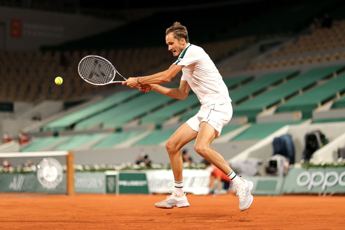Daniil Medvedev și-a bătut joc de serviciul decisiv al „sfertului” cu Stefanos Tsitsipas » Grecul e în semifinalele Roland Garros 2021!