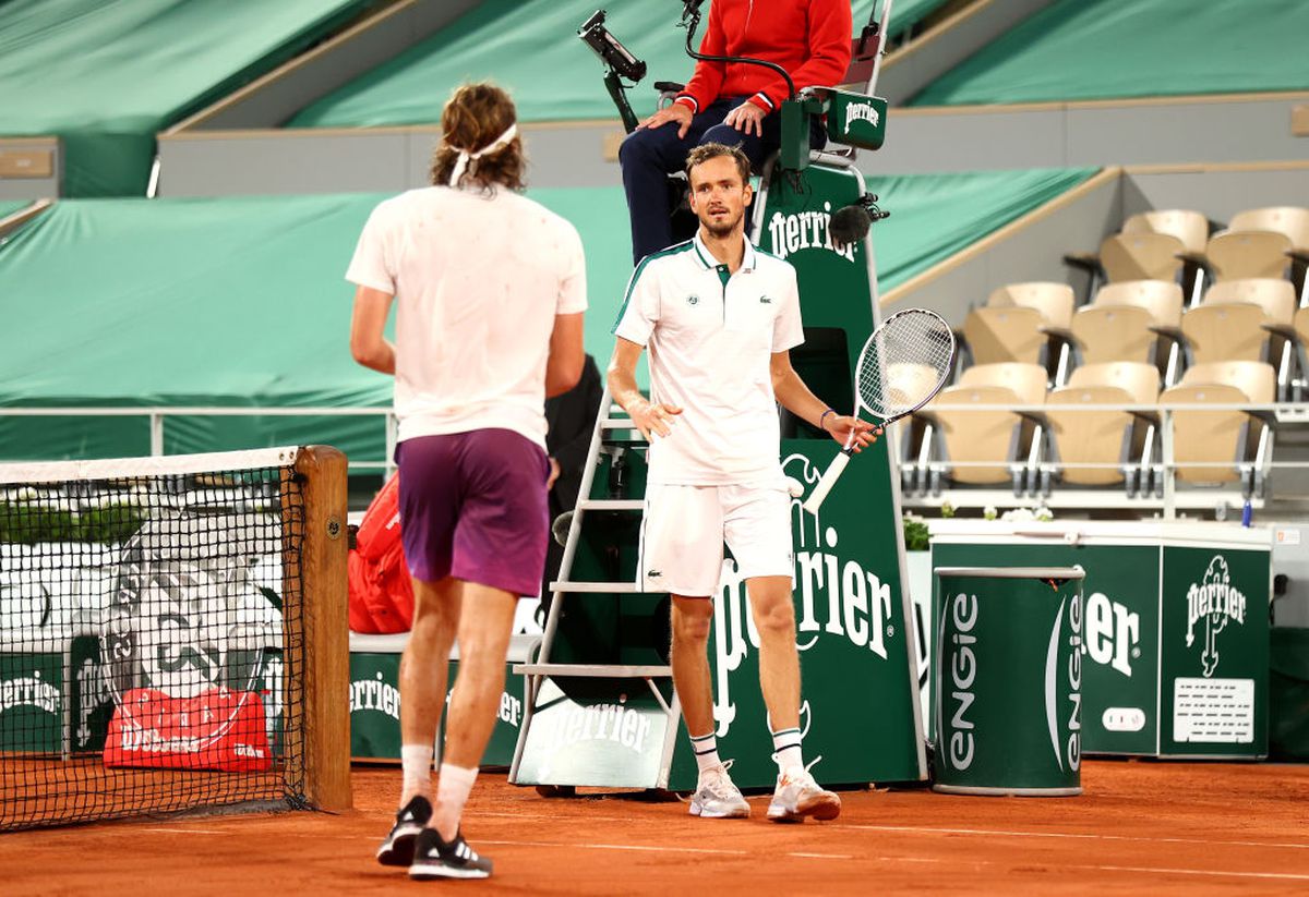 Daniil Medvedev și-a bătut joc de serviciul decisiv al „sfertului” cu Stefanos Tsitsipas » Grecul e în semifinalele Roland Garros 2021!
