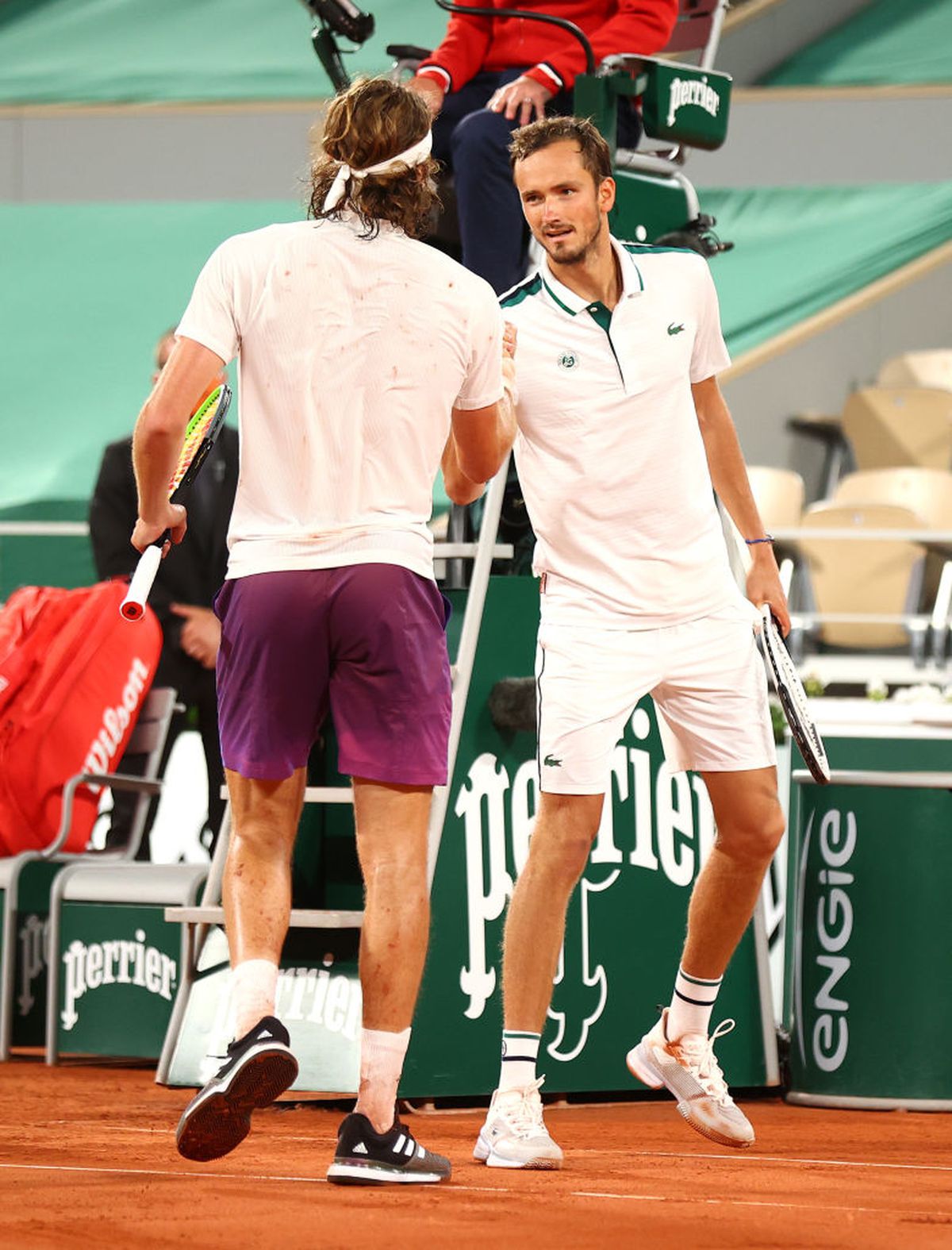 Daniil Medvedev și-a bătut joc de serviciul decisiv al „sfertului” cu Stefanos Tsitsipas » Grecul e în semifinalele Roland Garros 2021!