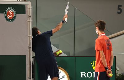 Daniil Medvedev și-a bătut joc de serviciul decisiv al „sfertului” cu Stefanos Tsitsipas » Grecul e în semifinalele Roland Garros 2021!