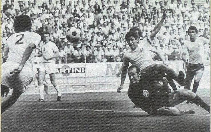 Faza de joc din meciul cu Cehoslovacia, la CM '70, cu Mircea Lucescu periculos, în careul lui Vencel