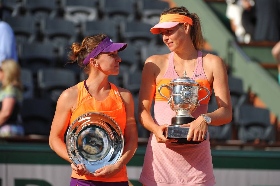 Simona Halep și Maria Sharapova cu trofeele de Roland Garros în 2014 FOTO Imago Images Maria Sharapova nu a uitat de finala din 2014 cu Simona Halep » Ce spune despre circuitul feminin