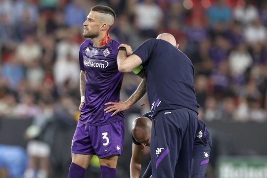 Cristiano Biraghi, atacat de fanii lui West Ham în timpul finalei Conference League. 
Foto: Imago