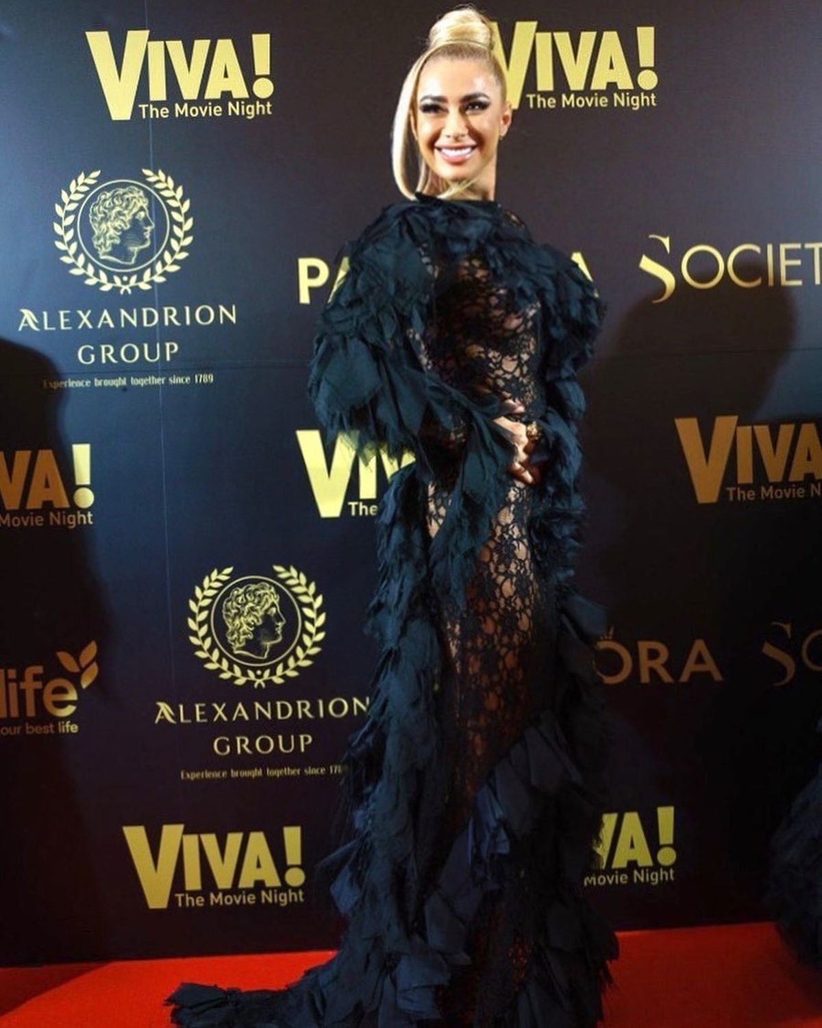 Extravaganță: Anamaria Prodan a venit cu dricul la petrecerea mondenă a anului!