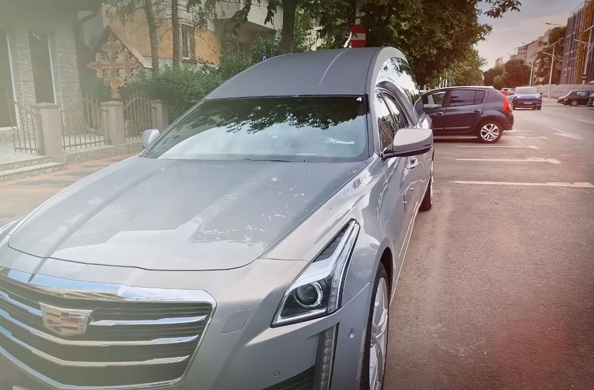 Extravaganță: Anamaria Prodan a venit cu dricul la petrecerea mondenă a anului!