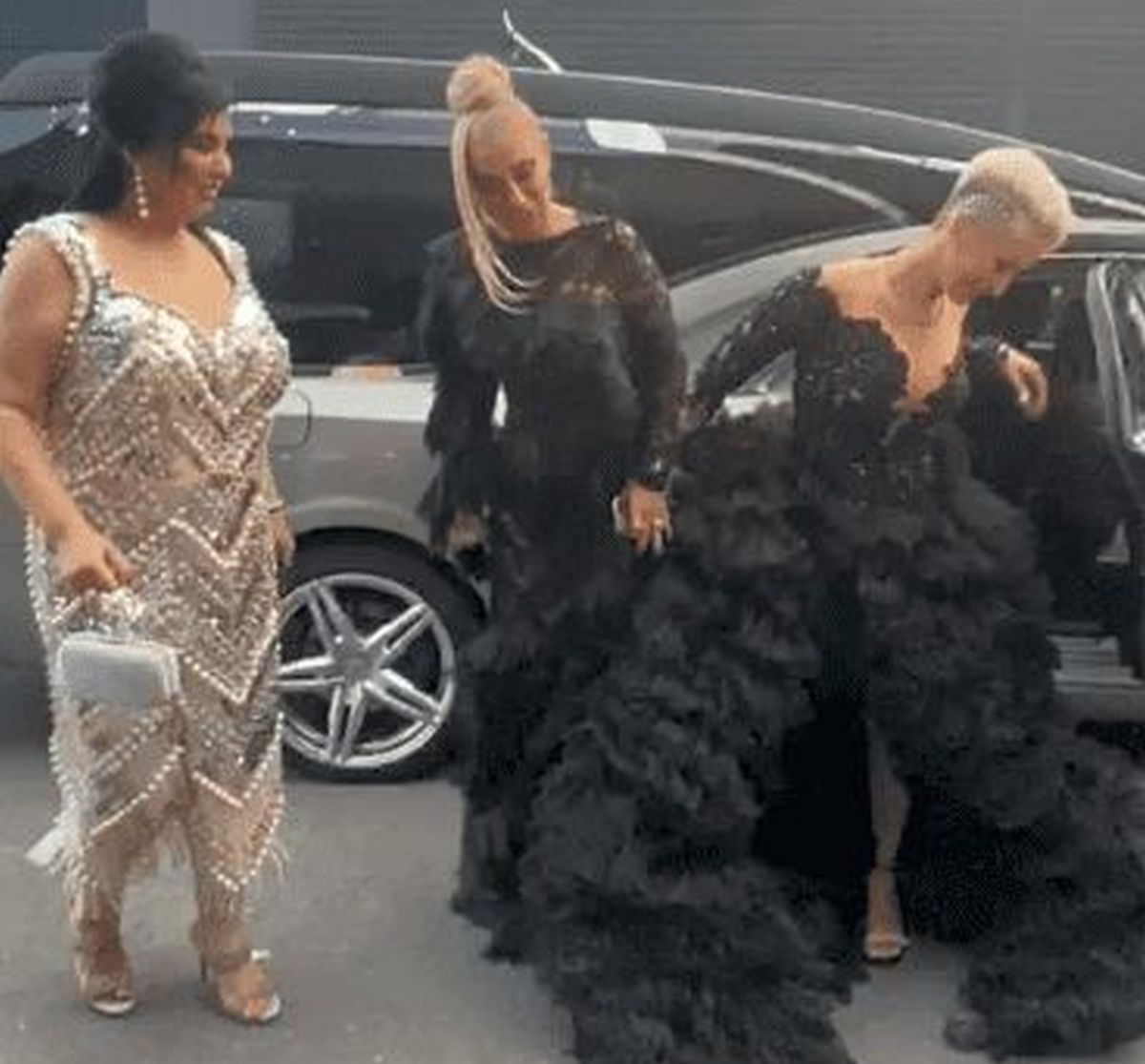 Extravaganță: Anamaria Prodan a venit cu dricul la petrecerea mondenă a anului!