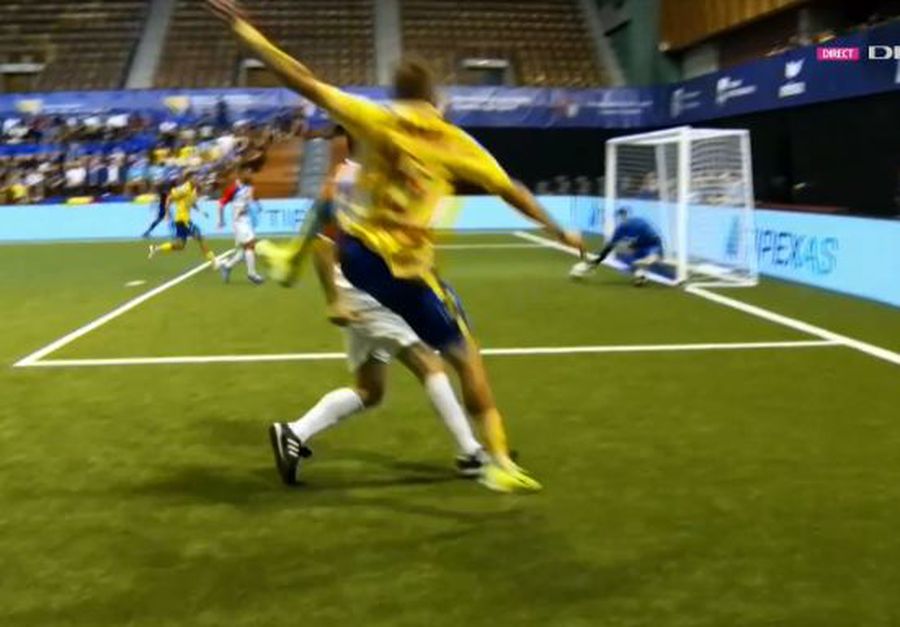 Șutul lui Balogh / FOTO: Captură TV @Digi Sport 1 România a fost învinsă DRAMATIC de Serbia în finala Europeanului de minifotbal » Au fost necesare 22 de lovituri de departajare
