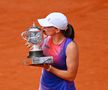 Iga Swiatek sărutând trofeul de la Roland Garros FOTO Guliver/Gettyimages