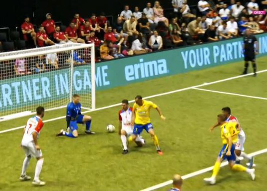 Mingea trimisă de Balea intră în poartă / FOTO: Captură TV @Digi Sport 1 România a fost învinsă DRAMATIC de Serbia în finala Europeanului de minifotbal » Au fost necesare 22 de lovituri de departajare