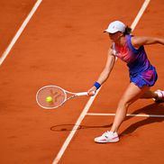 Iga Swiatek întâlnind perfect mingea în finala de la Roland Garros FOTO Guliver/Gettyimages