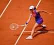 Iga Swiatek întâlnind perfect mingea în finala de la Roland Garros FOTO Guliver/Gettyimages