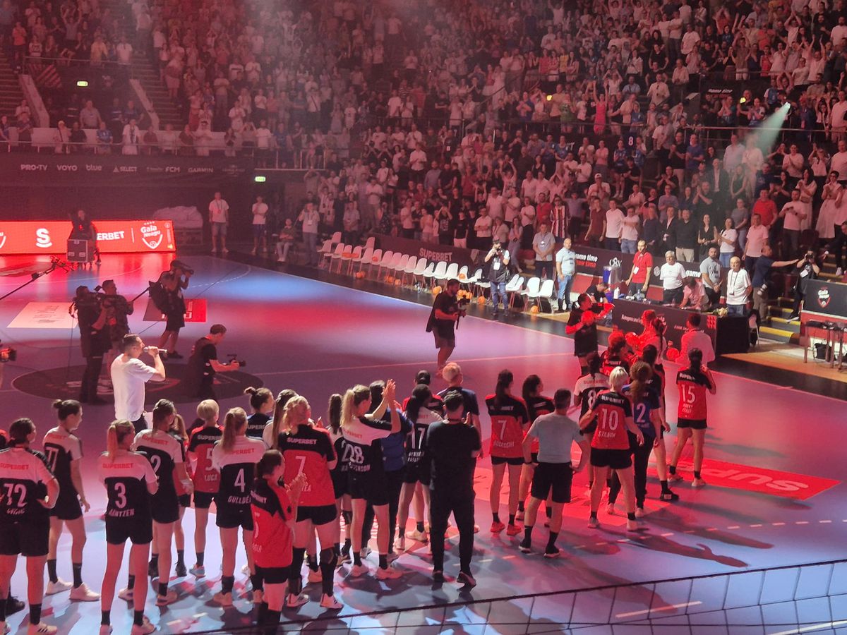 Cristina Neagu aruncă tricouri în Polivalentă