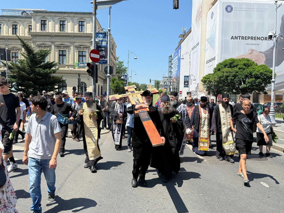 Gigi Becali a ieșit pe Calea Victoriei să „curețe” cu agheasmă după marșul LGBT: a purtat o cruce uriașă, apoi s-a oprit și a cântat