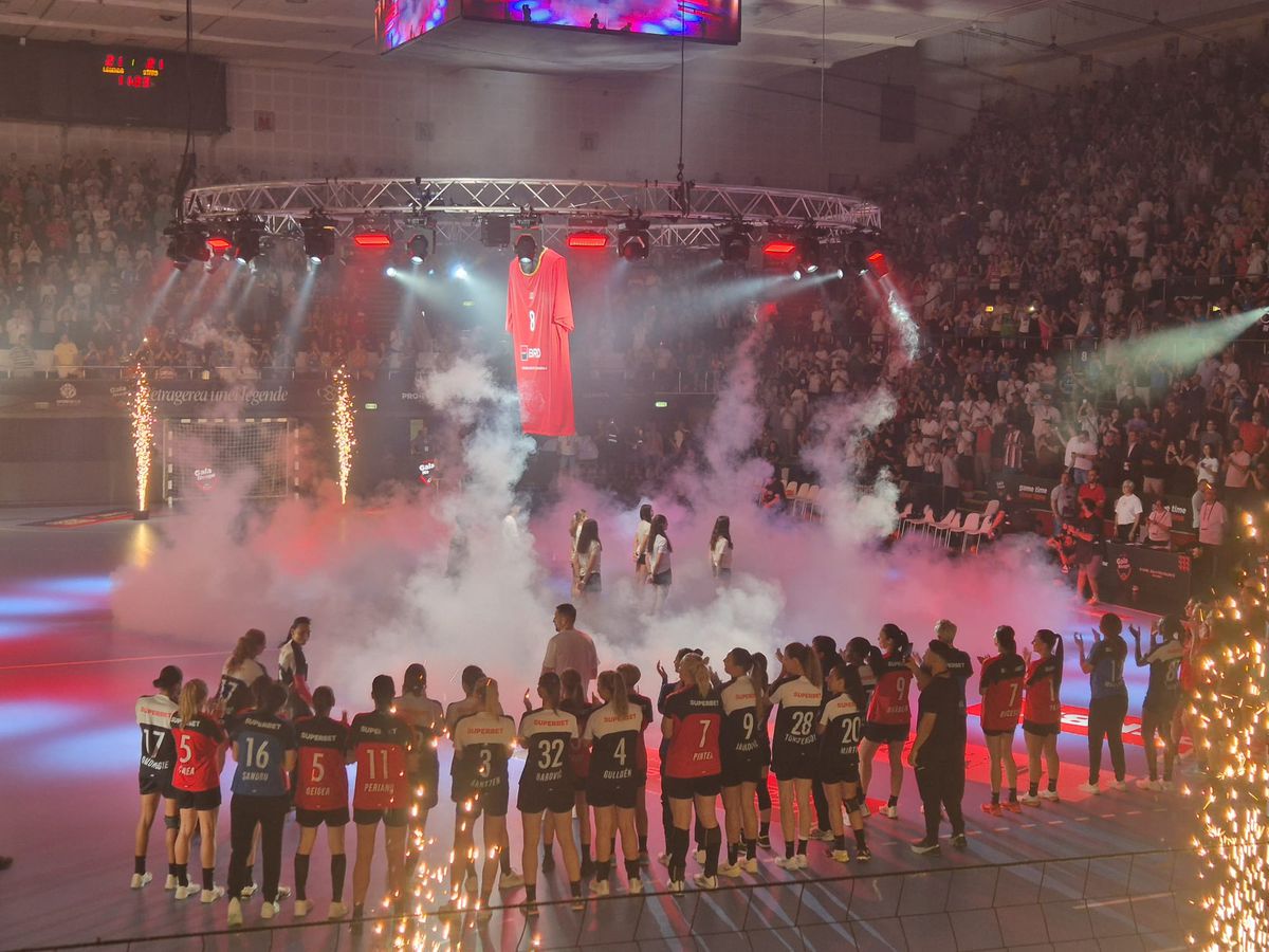 Cristina Neagu aruncă tricouri în Polivalentă