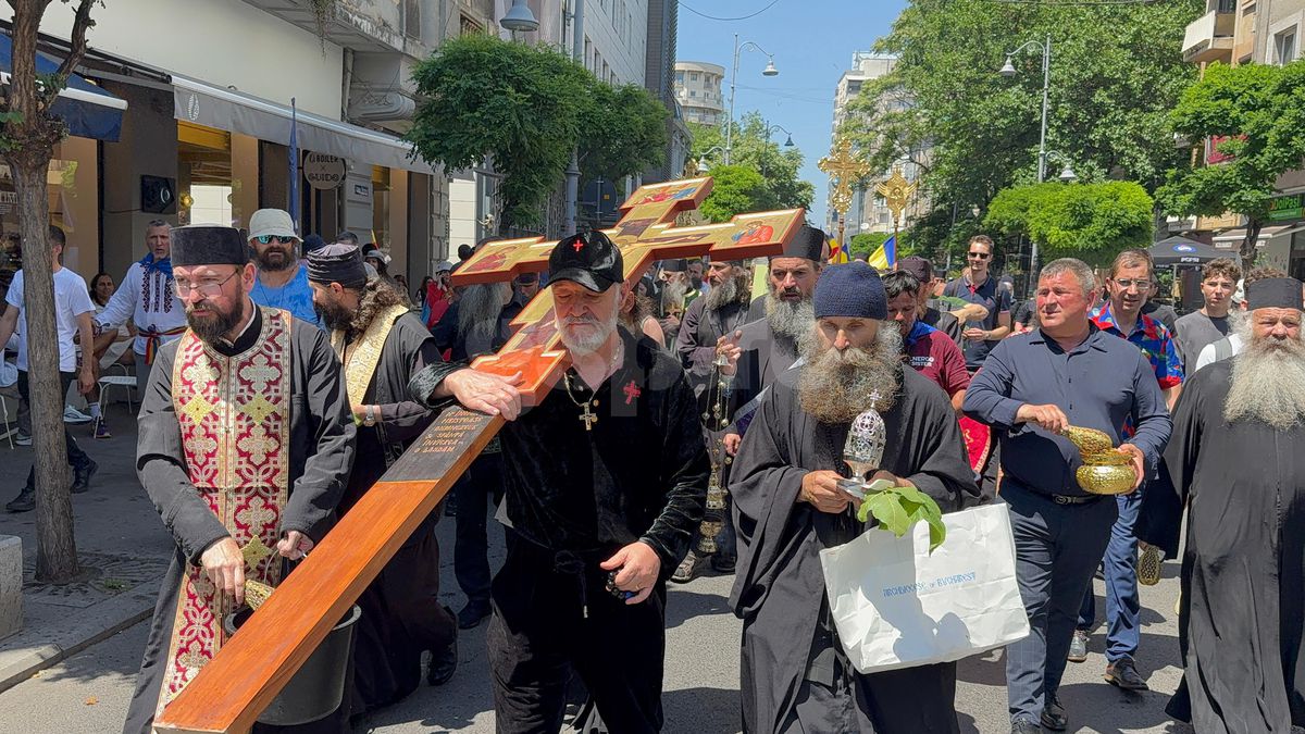 Gigi Becali a ieșit pe Calea Victoriei să „curețe” cu agheasmă după marșul LGBT: a purtat o cruce uriașă, apoi s-a oprit și a cântat